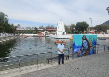 त्रिलोकपुर शिव मंदिर परिसर में बोटिंग बनी नया आकर्षण, श्रद्धालुओं को मिल रहा भक्ति के साथ मनोरंजन का अनुभव