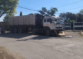 Paonta Sahib: अनियंत्रित ट्राले ने सड़क के साइड में 05 बिजली के पोल,01 हैंडपंप और 01 गुरुद्वारा का बोर्ड भी तोड़ दिया