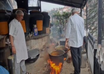 बजट सत्र के खाने पर LPG संकट का असर, माननीयों के लिए लकड़ी के चूल्हों पर बना खाना