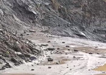 मणिकर्ण घाटी में भारी बारिश के बाद दरके पहाड़, लैंडस्लाइड से थमी रफ्तार