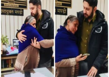 दिल छू लेने वाली तस्वीर! DC मंडी में दिखी दिवंगत बेटे की झलक, गले लगकर फफक कर रो पड़ीं बुजुर्ग मां