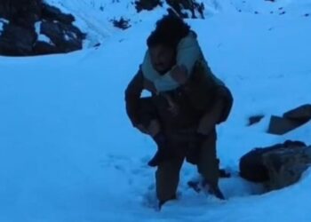 जब बर्फ की पहाड़ियों में खो गया था युवक…. फिर फरिश्ता बनकर पहुंची हिमाचल पुलिस