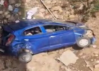 छात्रों को स्कूल से लेकर लौट रही कार खाई में गिरी, 4 बच्चे समेत छह घायल, AIIMS में भर्ती