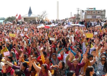 कलस्टर और कॉम्पलैक्स सिस्टम के विरोध में सड़कों पर उतरे प्राइमरी टीचर्स, सरकार को दिया अल्टीमेटम