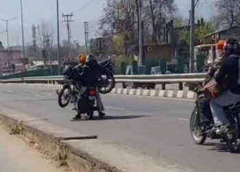 हिमाचल में पर्यटन के नाम पर हुड़दंग! युवकों ने फोरलेन पर किया खौफनाक स्टंट