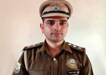 सिरमौर पुलिस के इंस्पेक्टर संजीव कुमार ने पास की UPSC की परीक्षा, पिता ने मजदूरी करके बेटे को पढ़ाया
