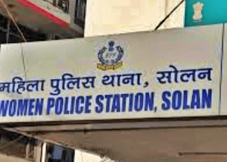 Solan: EMT फार्मासिस्ट ने चलती एम्बुलेंस में महिला से की छेड़छाड़, जेठानी के साथ भी की बदतमीजी