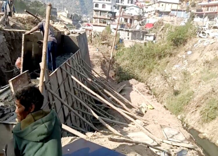 हिमाचल के इस जिले में सूखे में भी खिसक रही जमीन, लोगों में हड़कंप; डंगे के निर्माण पर उठे गंभीर सवाल