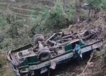 गहरी खाई में गिरी एचआरटीसी बस, मची अफरा-तफरी