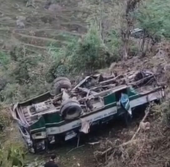 गहरी खाई में गिरी एचआरटीसी बस, मची अफरा-तफरी