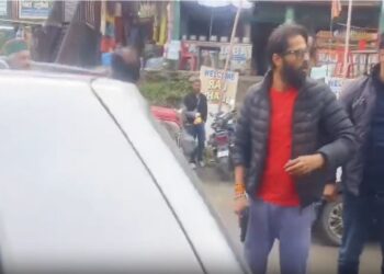 शिमला में पर्यटकों ने ‘पिस्तौल’ से धमकाया, जांच में निकला लाइटर, लोगों ने बीच सड़क दोनों को पीटा
