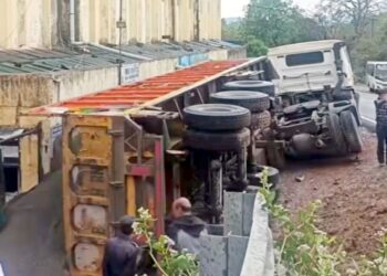 कालाअंब में रफ्तार का कहर! रेत से भरा ट्राला अनियंत्रित होकर पलटा, पलभर में चकनाचूर हुईं 20 बाइकें