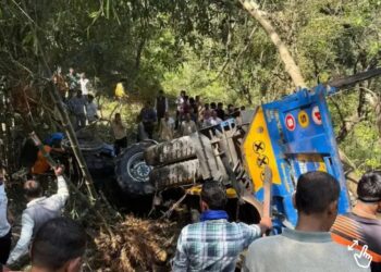 ब्रेकिंग: हिमाचल प्रदेश के देहरा में बड़ा हादसा, खाई में गिरी ट्रैक्टर-ट्रॉली, 3 श्रद्धालुओं की मौत,15 लोग घायल