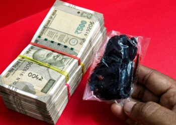 पुलिस का बड़ा एक्शन! इनोवा गाड़ी से अफीम के साथ 12 लाख कैश बरामद, 3 नेपाली तस्कर गिरफ्तार