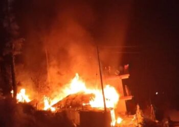 सिरमौर के पझौता में भीषण अग्निकांड, रात को परिवार ने भागकर बचाई जान, गाय-बछड़े की मौत