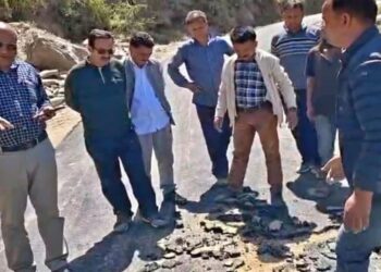 बिना बेस के मिट्टी पर बिछा दी टायरिंग, ठेकेदार पर फूटा लोगों का गुस्सा, आंदोलन की दी चेतावनी