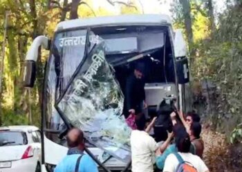 Sirmour: NH-07 पर खजुरना पुल के पास बस और ट्रक में भिड़ंत, बाल-बाल बचे यात्री