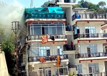 Solan: जेबीटी रोड पर फ्लैट में आग लगने से मची अफरा-तफरी, जानें कैसे टला हादसा