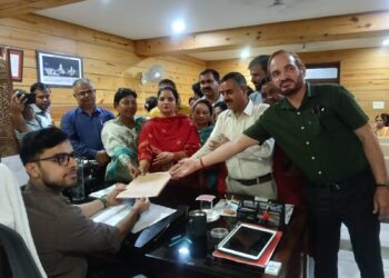 पांवटा साहिब वार्ड नंबर 11 में कृष्णा धीमान ने भरा नामांकन,वरिष्ठ  भाजपा नेता मदन मोहन शर्मा भी स्वयं  रहे मौजूद