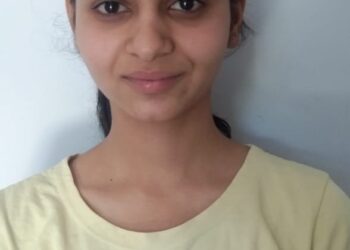 किसान पिता के साथ खेतों में व घर पर माता के कामों में भी हाथ बटाती है आरूषी शर्मा