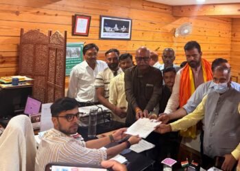 पांवटा साहिब : जिला परिषद उम्मीदवार चरणजीत सिंह चौधरी उर्फ जोगा ने नामांकन दाखिल किया , विधायक सुखराम चौधरी भी रहे मौजूद