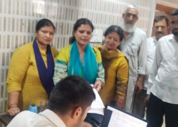 पुष्पा खंडूजा ने समर्थकों के साथ दाखिल किया नामांकन