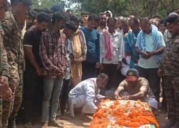 पांवटा साहिब : टोका नंगला के वीर सैनिक मुकेश कुमार पंचतत्व मे विलीन  सैन्य सम्मान के साथ दी मुखाग्नि ,बिछड़ी दो फौजी भाइयों की जोड़ी