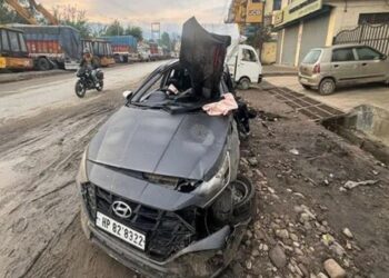 भयानक सड़क हादसा:  हाइड्रा से टकराई तेज रफ्तार कार, 3 युवकों की मौत; गाड़ी के उड़े परखच्चे