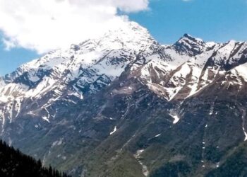 Himachal: मणिमहेश की पहाड़ियों पर बर्फबारी, निचले इलाकों में झमाझम बारिश से खिले किसानों के चेहरे