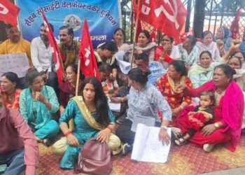 शिमला में हड़ताल पर गए सफाई कर्मचारियों पर गिरी गाज, निगम ने 41 को किया बर्खास्त