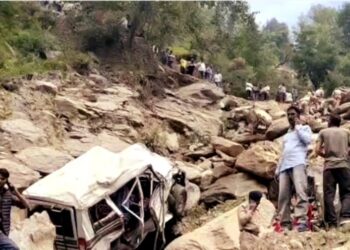 बड़ा हादसा: सवारों से भरा वाहन खाई में गिरा, 3 लोगों की मौत, 5 गंभीर घायल
