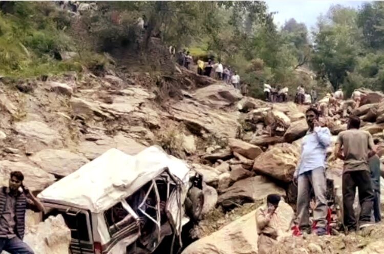 बड़ा हादसा: सवारों से भरा वाहन खाई में गिरा, 3 लोगों की मौत, 5 गंभीर घायल