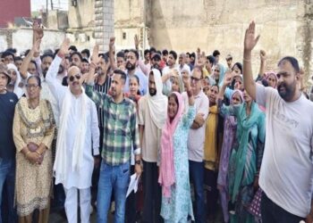 मारपीट और करंट लगाने के मामले में पीड़ित की मां ने किया आत्मदाह का प्रयास
