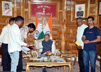 Himachal: पथरी के ऑप्रेशन में महिला की मौत पर लोकभवन पहुंचा परिवार, राज्यपाल के सामने रखे ये 4 गंभीर सवाल