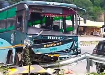 हिमाचल में HRTC बस दुर्घटनाग्रस्त…गाड़ी को बचाने के चक्कर में डिवाइडर से टकराई; जांच में जुटी पुलिस