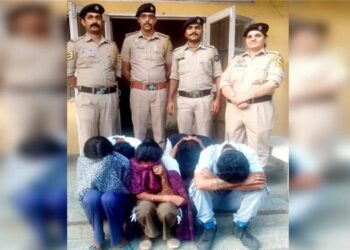स्कूल के पास चिट्टे सहित धरे 5 युवा, 2 युवतियां भी शामिल; पर्स से निकले जले हुए नोट