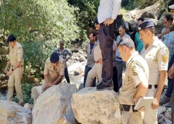 पुल के नीचे मिला जवान बेटे का शव, हत्या का आरोप लगाकर परिजनाें ने चम्बा-तीसा मार्ग पर किया चक्का जाम