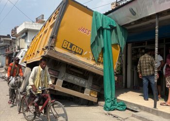 देवीनगर में बड़ा हादसा टला: शनि मंदिर के पास अनियंत्रित ट्रक घर में घुसा, मची अफरा-तफरी