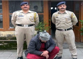 Shimla : नशे के खिलाफ पुलिस की बड़ी कार्रवाई, अफीम की खेप और लाखों की नकदी के साथ तस्कर गिरफ्तार