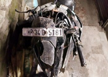 Himachal: बेसहारा पशु से टकराकर घर के आंगन में गिरी बाइक, बुझ गए 2 परिवारों के चिराग