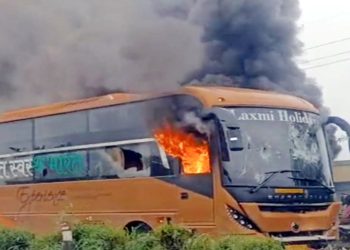 भयानक हादसा: स्कूटी को 200 मीटर घसीटा, बाइक सवार 2 युवकों की ली जान; गुस्साई भीड़ ने बस को लगाई आग