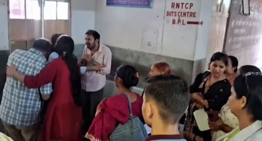 BREAKING: हिमाचल में सिमसा माता मंदिर जा रहे 2 परिवारों पर लैंडस्लाइड, महिला की मौत, 7 लोग घायल