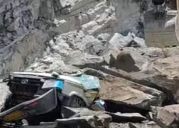 BREAKING: हिमाचल की पांगी घाटी में चलती टाटा सूमो पर भीषण लैंडस्लाइड, 6 माह के बच्चे समेत 13 लोगों की मौत, हादसे के बाद गाड़ी में लगी आग