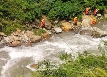 मिंजर मेले से लौट रहे 2 युवकों के साथ दर्दनाक हादसा, अनियंत्रित होकर खड्ड में गिरी बाइक; एक युवक लापता