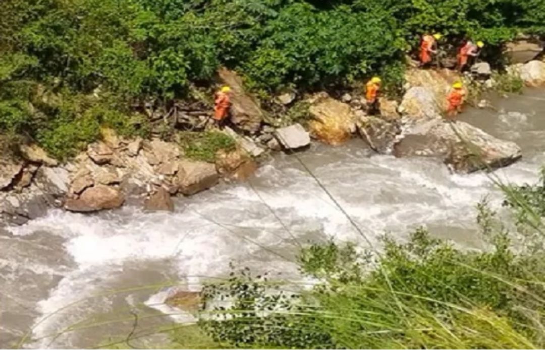मिंजर मेले से लौट रहे 2 युवकों के साथ दर्दनाक हादसा, अनियंत्रित होकर खड्ड में गिरी बाइक; एक युवक लापता