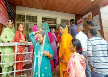 विवाहिता मौत मामले में आया नया मोड़! ससुराल पक्ष के समर्थन में थाने पहुंचे सैंकड़ों ग्रामीण, निष्पक्ष जांच की उठाई मांग
