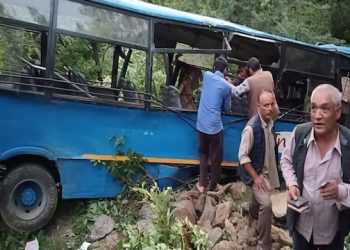 हिमाचल के रामपुर में HRTC बस खाई में गिरी, कंडक्टर समेत 2 लोगों की मौत, 22 घायल