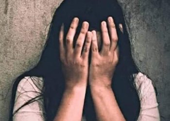 शर्मनाक! घास काटने गई महिला को पहले किए अश्लील इशारे और फिर की गाली-गलौच, मामला दर्ज