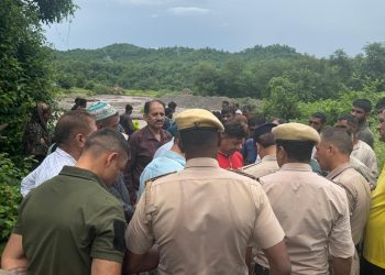 नदी के बीच फंसे 4 गुर्जर परिवारों के 25 लोगों का किया रेस्क्यू , तहसीलदार मस्तराम शर्मा के नेतृत्व में सकुशल निकले गए सभी लोग