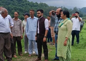 बाता नदी के तटीयकरण से प्रभावित क्षेत्रों का एसडीएम पांवटा ने किया निरीक्षण